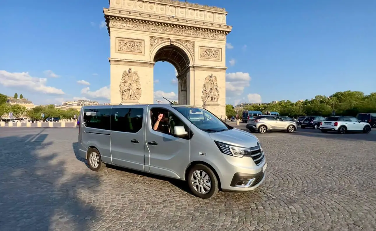Bus Ryś Rent pod Łukiem Triumfalnym